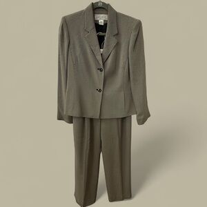 Vintage pantsuit,Jones New York women’s pleated pantsuit size 8Pmade in Thailand